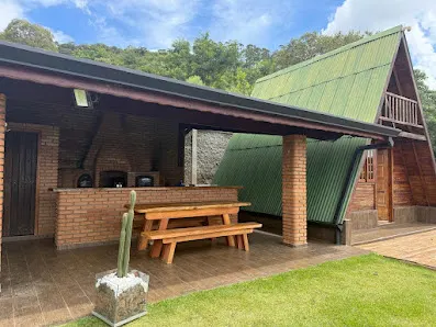 Foto 2 de Chalé das Montanhas – Refúgio Romântico com Jacuzzi em Mairiporã